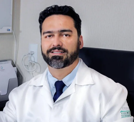 Dr. Pedro Paulo Prudente em atendimento no consultório em Goiânia