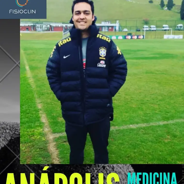 Dr. Pedro Paulo Prudente atuando como médico do esporte em campo, em Anápolis