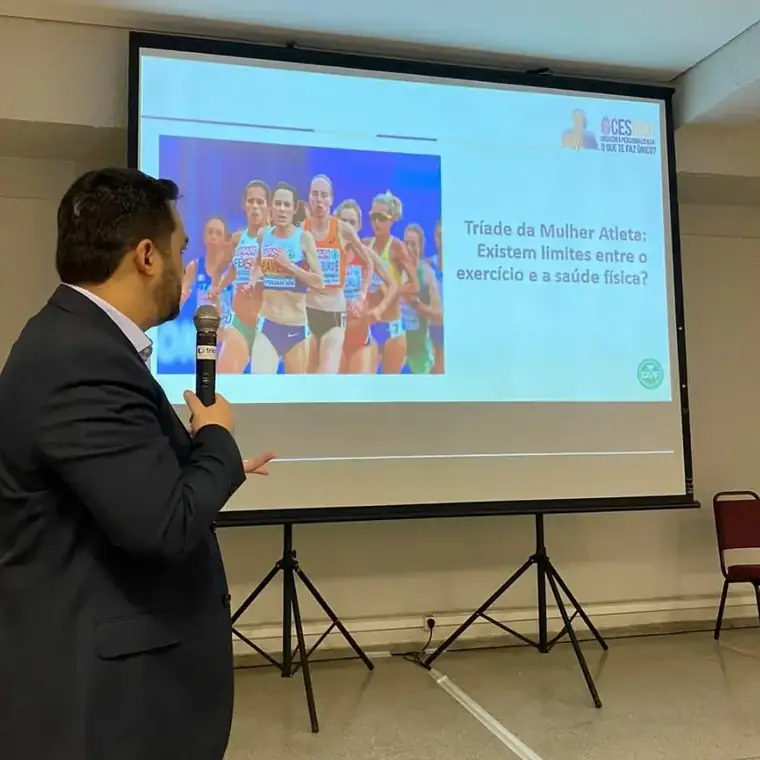 Dr. Pedro Paulo Prudente durante palestra sobre a tríade da mulher atleta