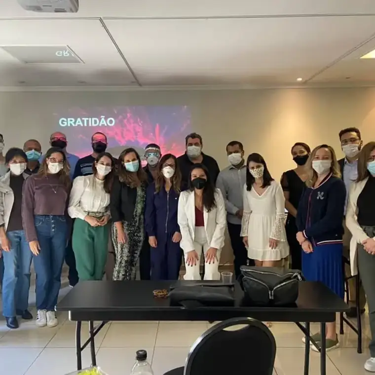 Turma de pós-graduação em dor e acupuntura reunida ao final do curso, em Goiânia